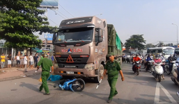 Thương tâm: Va chạm với xe container, cặp vợ chồng tử vong, bé gái nguy kịch