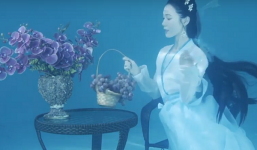 'Mỹ nhân ngư' phiên bản đời thực có thể ăn, hát dưới nước mà không phá vỡ nhịp thở