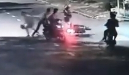 Giật túi xách bất thành, băng cướp quay lại hành hung cặp đôi rồi cướp xe máy 