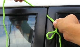 Hướng mở khóa ô tô khi quên chìa chỉ bằng dây giày đơn giản