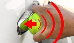 Hướng mở khóa ô tô khi quên chìa chỉ bằng một quả bóng tennis