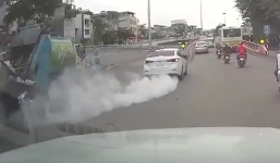 Mazda nổ lốp suýt tông vào 2 công nhân vệ sinh: 8 bước xử lý khi gặp tình huống tương tự
