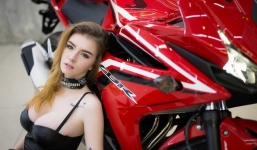 Mẫu Tây thả dáng nóng bỏng bên mô tô Honda CBR 250