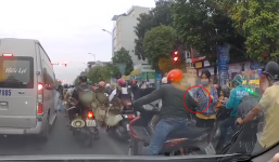 Kẻ biến thái sàm sỡ cô gái phát tờ rơi ngay giữa đường phố Hà Nội