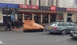 Ô tô có hình dáng như bàn chân gây náo loạn đường phố