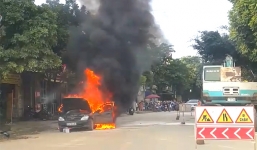 Kích bình ắc quy gây phóng điện, 'xế hộp' cháy trơ khung ở Thanh Hoá