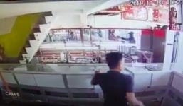 2 đối tượng nổ súng cướp tiệm vàng rồi tẩu thoát trong vòng 1 phút