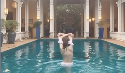 'Tình cũ' Trường Giang lại gây tranh cãi khi cởi áo khoe thân trong bể bơi