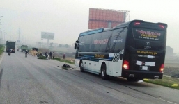 Đi bộ sang đường lúc rạng sáng, 2 cha con bị xe khách tông tử vong