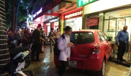 Nữ tài xế lao xe vào tiệm trà chanh, khách hàng hoảng loạn tháo chạy