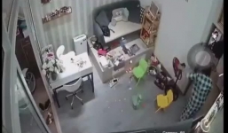 Sạc pin điện thoại bất ngờ nổ như pháo hoa khiến cô gái hốt hoảng bỏ chạy