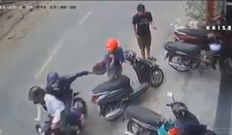 Vừa lấy túi xách ra khỏi cốp, cô gái đã bị 2 tên cướp táo tợn giật ngay trên tay