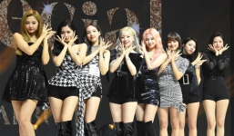 8 mỹ nhân nhóm Twice làm bùng nổ sân vận động Mỹ Đình với 2 bản hit đình đám