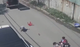 Cửa xe đưa đón học sinh bung mở, 3 em nhỏ hất văng xuống đường