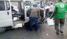 Xe đưa đón học sinh bốc khói mù mịt, tài xế phải vào nhà dân múc nước dập lửa