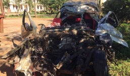 Xe bán tải đấu đầu ô tô tải trong đêm khiến 6 người thương vong