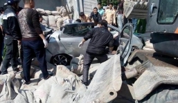 Xe chở xi măng lật đè lên xe con khi đang vào cua, 2 người thương vong