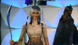 Hoàng Thùy trình diễn quốc phục 'Cafe phin sữa đá' tại Miss Universe 2019