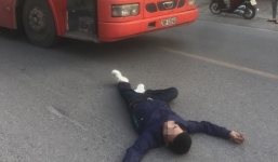 Khoảnh khắc nam thanh niên cố tình lao thẳng đầu vào xe buýt tự tử 