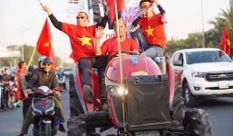 Sân bay Nội Bài rực sắc đỏ đón những người hùng SEA Games 30 trở về