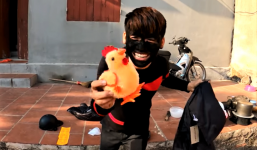 Giả 'ninja mặt đen' cầm đầu gà đi ăn xin, mẹ con bà Tân Vlog bị tẩy chay
