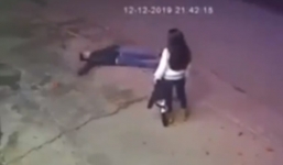 Cãi nhau với bạn gái, thanh niên lấy gạch đập thẳng vào đầu và cái kết tức cười