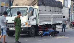 Con bị giật điện thoại, cha nguy kịch vì tông xe máy vào ô tô tải