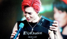 Được fan ném iPhone 11 Pro Max lên sân khấu tặng, trưởng nhóm EXO bất ngờ từ chối