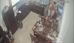 Vác dao truy sát vợ trước mặt con, người chồng tái mặt khi gặp công an