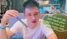 Công Vinh tiu nghỉu khi đập hộp quà sinh nhật 'siêu to khổng lồ' của vợ tặng