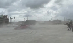 Cường Đô la lại trổ tài drift siêu xe trước trạm xăng khiến bụi bay mù mịt