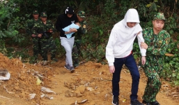 Giải cứu trẻ sơ sinh 13 ngày tuổi bị 2 kẻ buôn người đưa qua biên giới