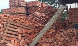 Sập chồng gạch cao 5m, 3 công nhân tử vong, 1 người nguy kịch