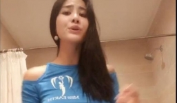 Tung clip hát chay 'Tàu anh qua núi', Á Hậu Hoàng Hạnh lại bị 'ném đá'