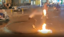 Cô gái 'tạo nét' đêm Giáng sinh khi đổ xăng ra giữa đường rồi múa lửa