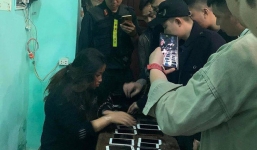 Lượn lờ 2 giờ trong nhà thờ đêm Noel, 'nữ quái' móc trộm 17 chiếc điện thoại