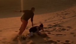 Cùng ông bầu thực hiện trào lưu mới, Ngọc Trinh ngã sấp mặt trên sa mạc