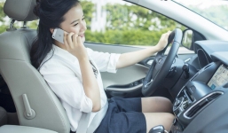 Từ năm mới 2020, sử dụng điện thoại khi lái xe bị phạt tới 2 triệu