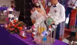 Lóng ngóng bật nắp rượu bay vào mặt cô dâu, chú rể còn nhăn nhở gây khó chịu