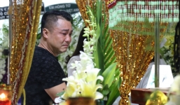 Lý Hùng nghẹn ngào bật khóc trước linh cữu NSƯT Nguyễn Chánh Tín
