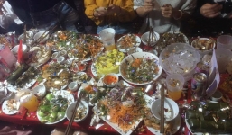 Mâm cỗ cưới bỗng nhiên được thêm 'combo lạ' khiến nhiều người bức xúc