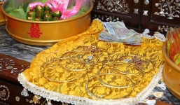 Chàng trai tái mặt vì combo thách cưới 'điên rồ' của nhà bạn gái