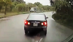 Né chốt CSGT đo nồng độ cồn, tài xế cho xe chạy lùi trên đường 1 chiều