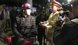 Trưa uống 1 tý rượu ở đám cưới, tối bị phạt 2,5 triệu: Bao lâu thì hơi thở hết cồn?