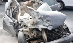 'Xế hộp' bị rách toạc sau cú tông xe tải, tài xế may mắn thoát chết