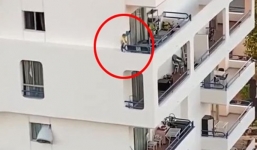 Mẹ mải tắm trong nhà, con gái trèo ra cửa sổ tầng 5 đùa nghịch khiến nhiều người thót tim