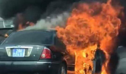 Ô tô biển xanh bốc cháy dữ dội trên đường vành đai 3 