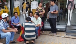 Tạm giữ người đàn ông bẻ gãy cột cờ rồi xé rách 3 lá cờ Tổ quốc