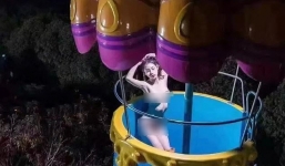 Khỏa thân tạo dáng phản cảm trong công viên cho trẻ em, hotgirl bị bắt giam