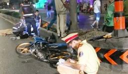 Rủ nhau lên phố Tây chơi, chồng tông xe máy vào cọc tiêu khiến vợ tử vong